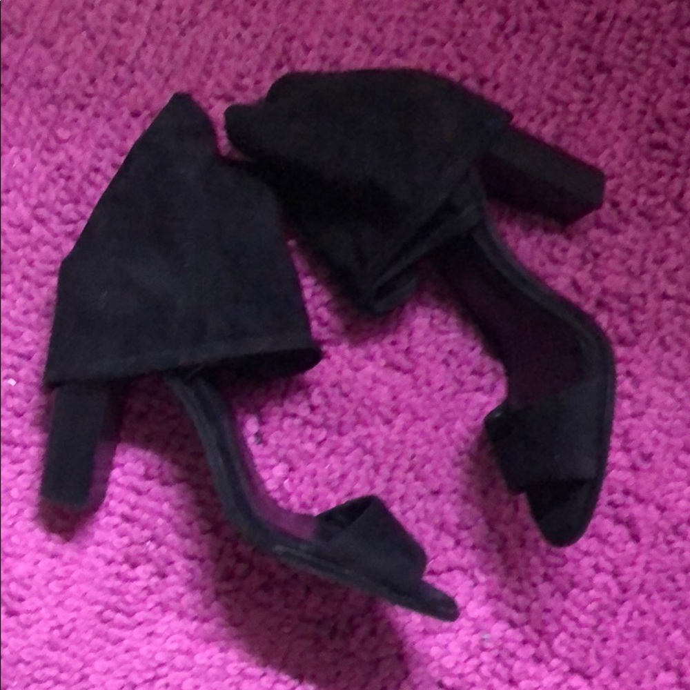 🎉🎉Host Pick🎉🎉BCBGeneration black cutout sandal🎉🎉Host Pick‼️😍😍
